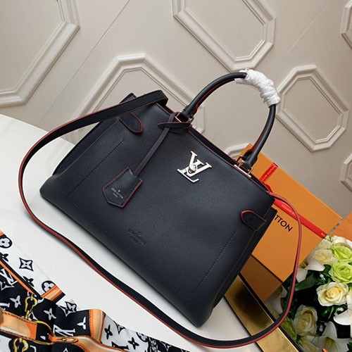 LOUIS VUITTON 루이비통 LOCKME DAY M53730 봄신상