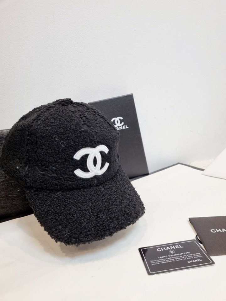 CHANEL 샤넬 양털 볼캡