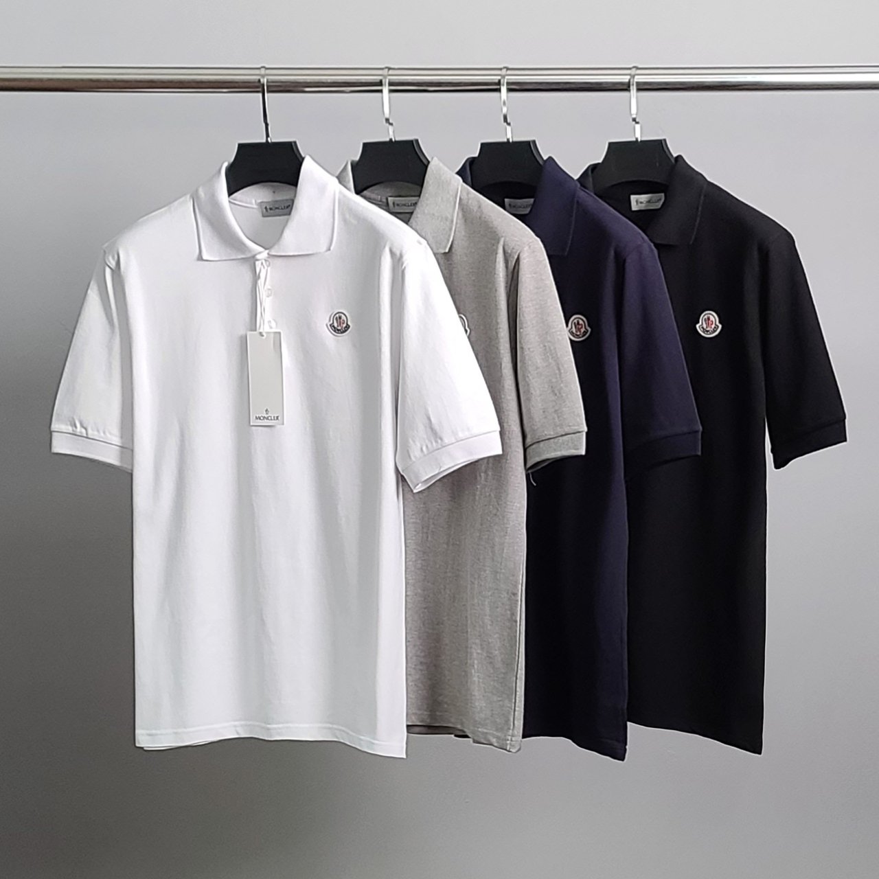 ●4월 판매 16위● MONCLER 몽클레어 로고와펜 PK 반팔 카라티